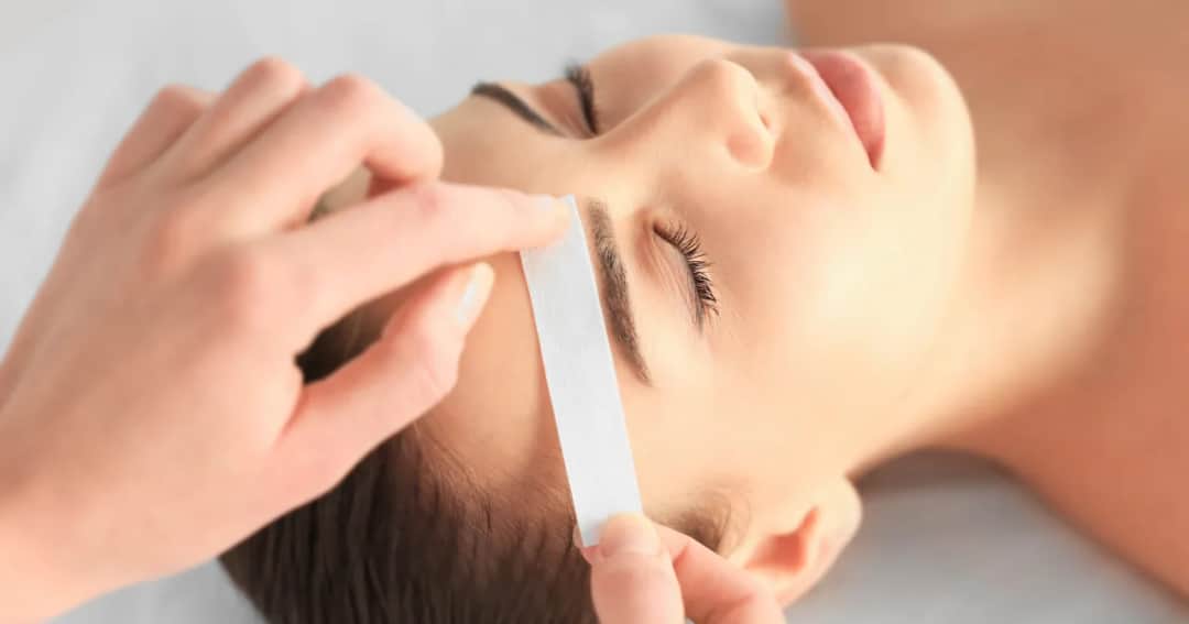 Depilacja brwi w domu: idealny kształt krok po kroku (2026)