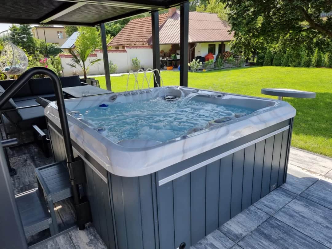 Jacuzzi ogrodowe: Prawdziwe koszty, wybór i instalacja spa