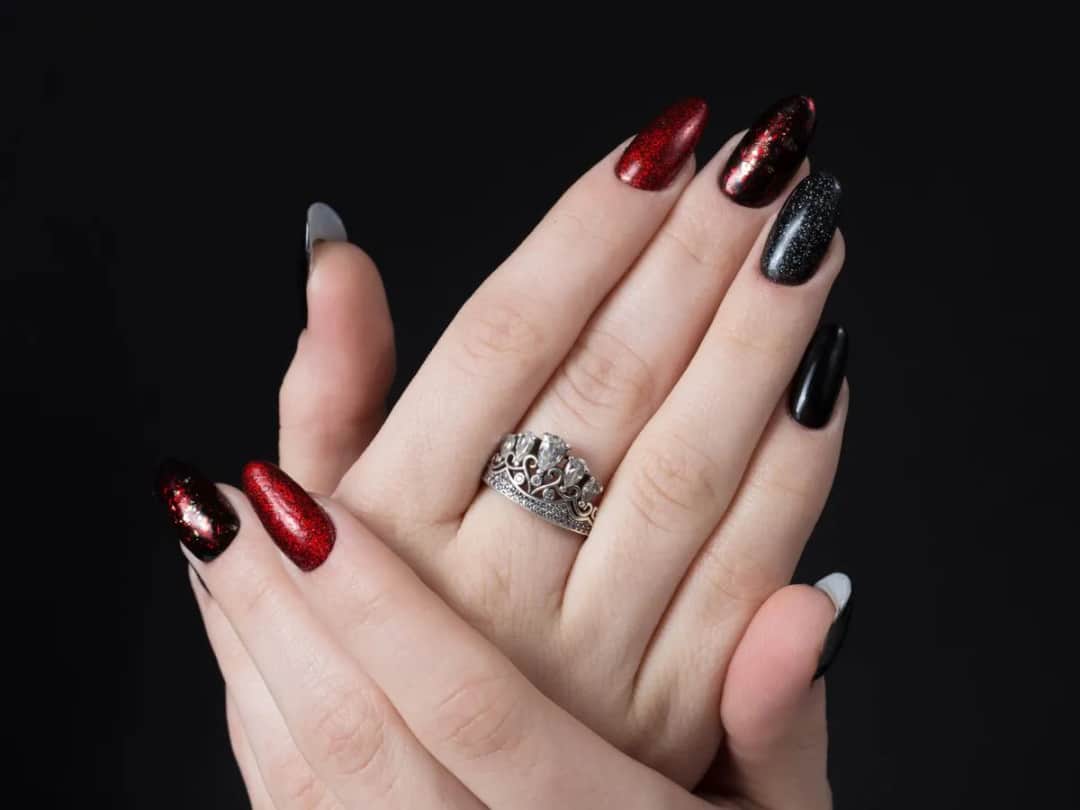 Idealne paznokcie do srebrnej sukienki? Klasyka i trendy 2026